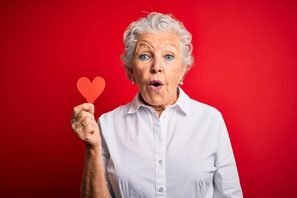 Senior Όμορφη Γυναίκα Κρατώντας Χάρτινη Καρδιά Στέκεται Πάνω Από Απομονωμένο — Φωτογραφία Αρχείου