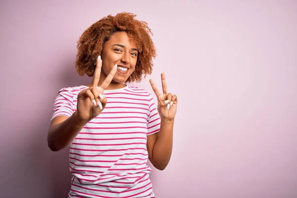 Mladá Krásná Afroamerická Afro Žena Kudrnatými Vlasy Sobě Ležérní Pruhované — Stock fotografie