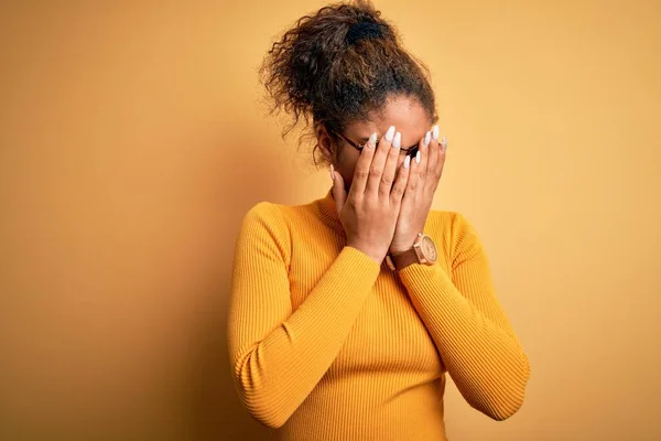 Giovane Bella Ragazza Afro Americana Indossa Maglione Occhiali Sfondo Giallo — Foto Stock