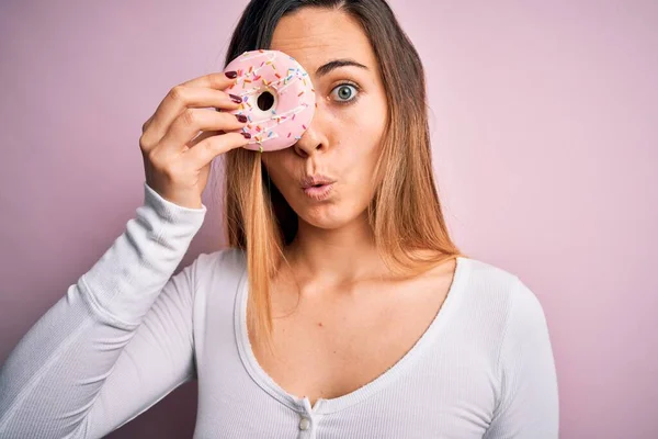 Jovem Mulher Loira Bonita Com Olhos Azuis Segurando Rosa Donut — Fotografia de Stock