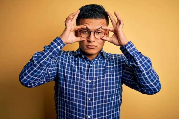 Hombre Latino Guapo Joven Con Camisa Casual Gafas Sobre Fondo —  Fotos de Stock