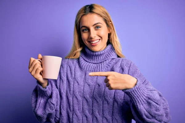 Jovem Bela Mulher Loira Bebendo Xícara Café Sobre Fundo Roxo — Fotografia de Stock