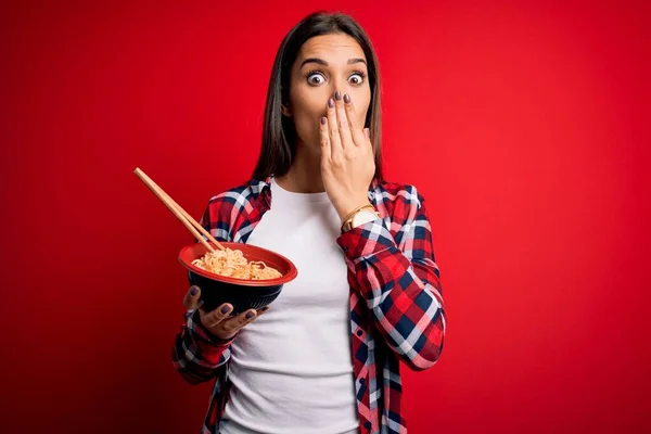 Ung Vacker Brunett Kvinna Äter Nudlar Med Hjälp Ätpinnar Över — Stockfoto