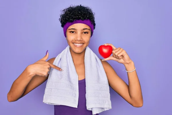 Mulher Afro Americana Afro Desportiva Bonita Fazendo Exercício Vestindo Toalha — Fotografia de Stock