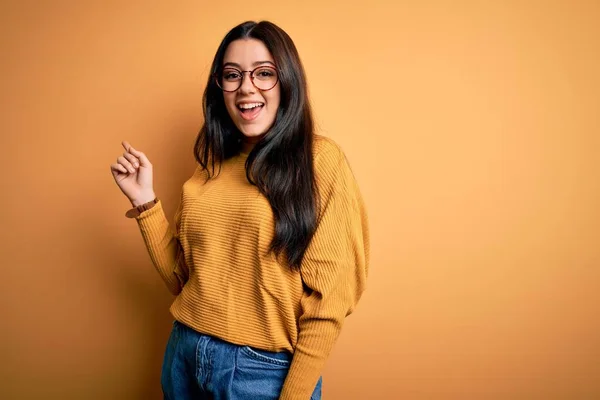 Mujer Morena Joven Con Gafas Suéter Casual Sobre Fondo Amarillo —  Fotos de Stock