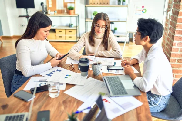 Schöne Geschäftsfrauen Lächeln Glücklich Mit Smartphone Und Laptop Lächelnd Büro — Stockfoto