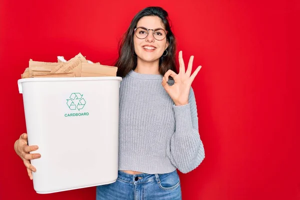 指でOkサインを行う環境のためのリサイクル段ボール容器リサイクルを保持若い美しい女性 優れたシンボル — ストック写真