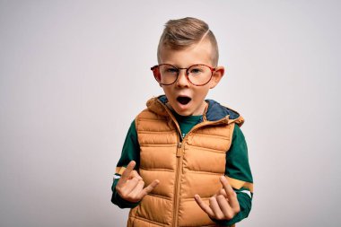 Mavi gözlü, kışlık paltolu, gözlüklü çılgın bir ifadeyle bağıran, elleri havada rock sembolü yapan küçük beyaz bir çocuk. Müzik yıldızı. Ağır konsept.