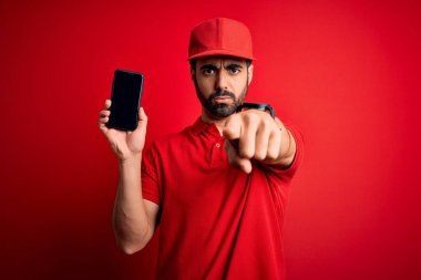 Sakallı, akıllı telefonlu yakışıklı teslimatçı kamerayı işaret eden yiyecek uygulamasını gösteriyor. Ve sen, el işareti, ön taraftan pozitif ve kendinden emin bir hareket.