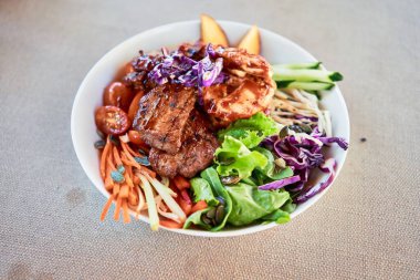 Lezzetli kızarmış et tabağı