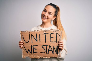 Mavi gözlü, genç, sarışın, mutlu yüzlü, kendine güvenen, gülümseyen ve dişlerini gösteren bir bayrak taşıyan birleşik bir kadın istiyor.