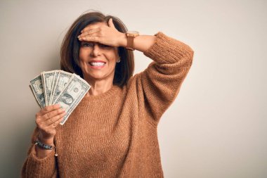 Elinde bir dolar banknotla gezen orta yaşlı esmer bir kadın. El üstünde duran, utanç ve şaşkınlık dolu, sinirli ve hayal kırıklığına uğramış bir kadın. Hata için korku ve üzüntü.