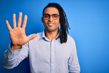 Rastgele gömlek ve gözlük takan genç ve yakışıklı Afro-Amerikalı adam beş numarayı gösterip gösterirken kendinden emin ve mutlu gülümsüyor..