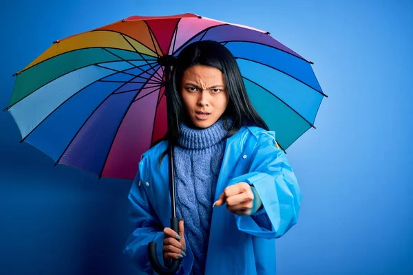 Jonge Chinese Vrouw Draagt Regenjas Met Paraplu Geïsoleerde Blauwe Achtergrond — Stockfoto