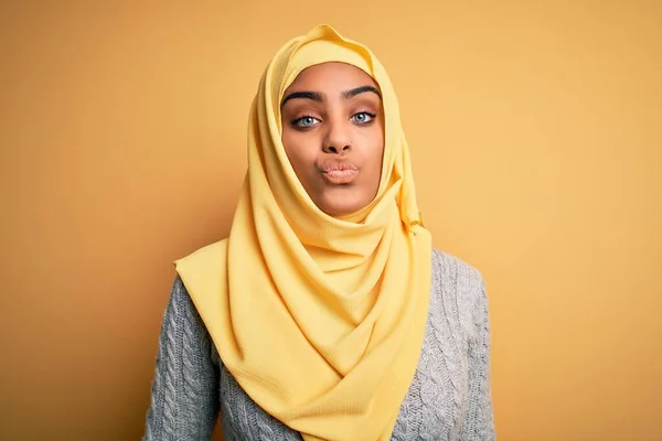 Joven Chica Afroamericana Hermosa Vistiendo Hijab Musulmán Sobre Fondo Amarillo — Foto de Stock