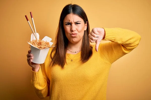 Young Beautiful Woman Eating Asian Ramen Noodles Using Chopsticks Yellow — Stock Photo, Image