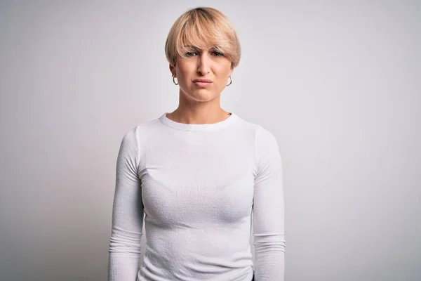 Junge Schöne Blonde Frau Mit Moderner Kurzhaarfrisur Steht Über Isoliertem — Stockfoto