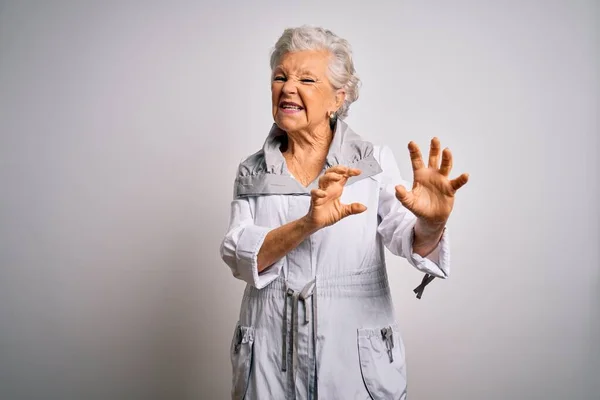 Ältere Schöne Grauhaarige Frau Lässiger Jacke Steht Über Weißem Hintergrund — Stockfoto