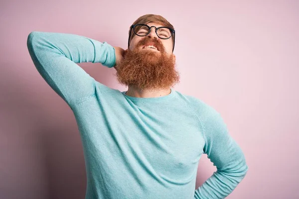 Guapo Pelirrojo Irlandés Con Barba Usando Gafas Sobre Fondo Rosa —  Fotos de Stock