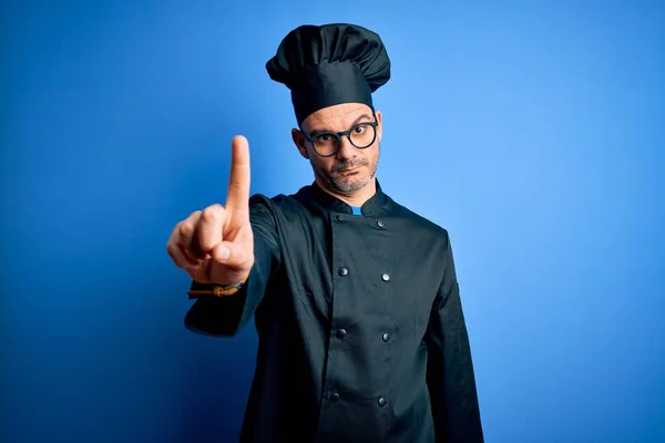 Joven Hombre Guapo Chef Con Uniforme Cocina Sombrero Sobre Fondo —  Fotos de Stock