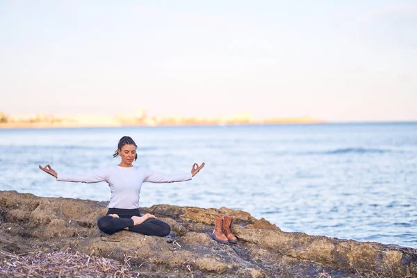 Young Beautiful Sportwoman Practicing Yoga Coach Teaching Lotus Pose Beach — 图库照片