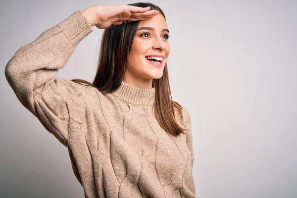 Młoda Piękna Brunetka Ubrana Luźny Sweter Stojąca Nad Białym Tłem — Zdjęcie stockowe