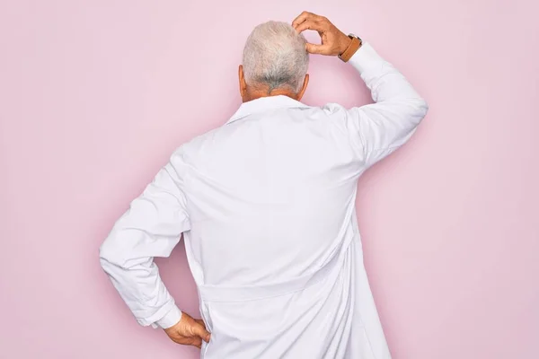 Média Idade Homem Médico Cabelos Grisalhos Sênior Vestindo Estetoscópio Casaco — Fotografia de Stock