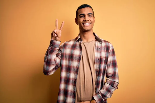 Ung Vacker Afrikansk Amerikan Man Bär Casual Skjorta Står Över — Stockfoto