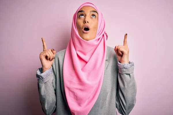 Joven Hermosa Mujer Negocios Morena Con Hijab Musulmán Rosa Chaqueta — Foto de Stock