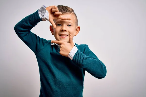 Giovane Bambino Caucasico Con Gli Occhi Azzurri Piedi Indossando Abiti — Foto Stock