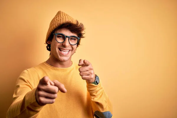 Joven Hombre Guapo Con Camiseta Casual Gafas Sobre Fondo Amarillo —  Fotos de Stock