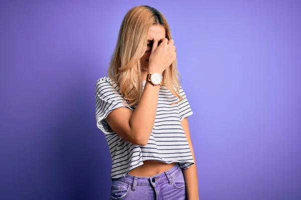 Mulher Loira Bonita Nova Vestindo Shirt Listrada Óculos Sobre Fundo — Fotografia de Stock