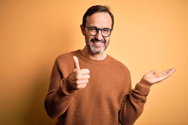 Mann Mittleren Alters Mit Braunem Pullover Und Brille Vor Isoliertem — Stockfoto