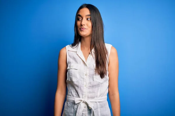 Jovem Bela Mulher Morena Vestindo Vestido Casual Sobre Fundo Azul — Fotografia de Stock