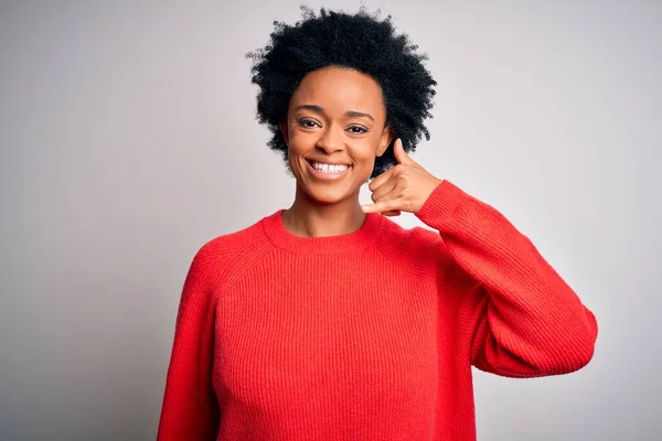 Joven Hermosa Afroamericana Afro Mujer Con Pelo Rizado Usando Suéter — Foto de Stock