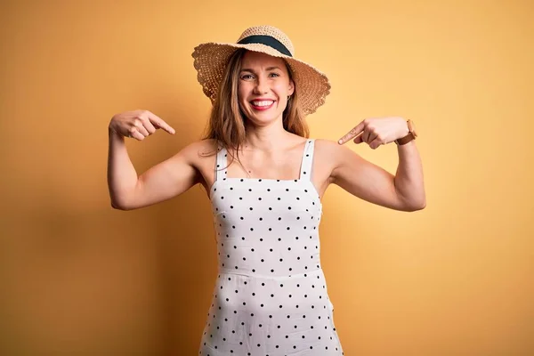 Young Beautiful Blonde Woman Vacation Wearing Summer Hat Yellow Background — Stock Photo, Image