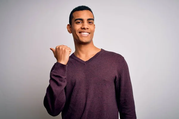 Junger Gutaussehender Afrikanisch Amerikanischer Mann Trägt Lässigen Pullover Über Weißem — Stockfoto