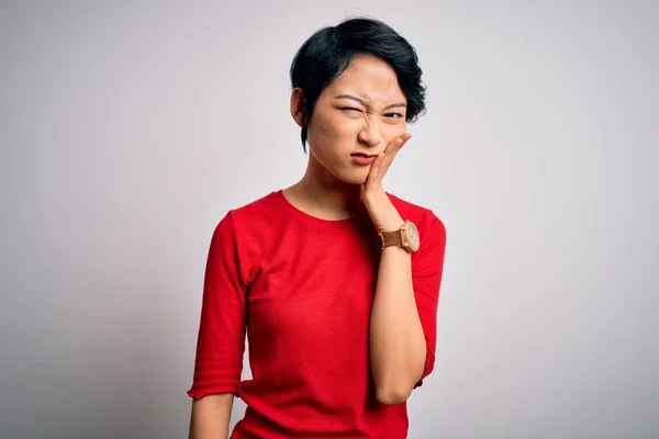 Jovem Bonita Asiática Menina Vestindo Casual Vermelho Shirt Sobre Isolado — Fotografia de Stock