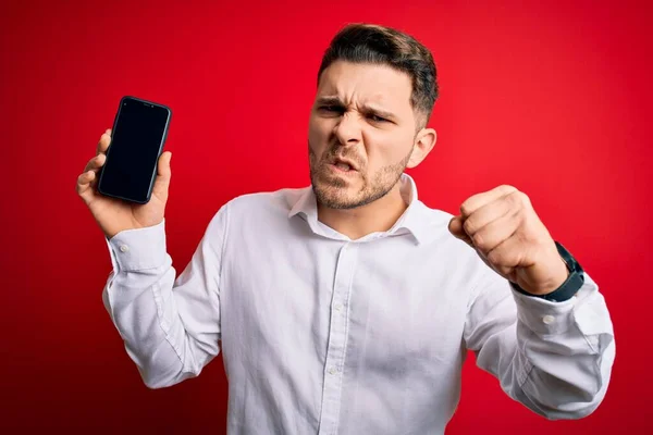 Mavi Gözlü Genç Adamı Kırmızı Arka Planda Akıllı Telefon Ekranı — Stok fotoğraf