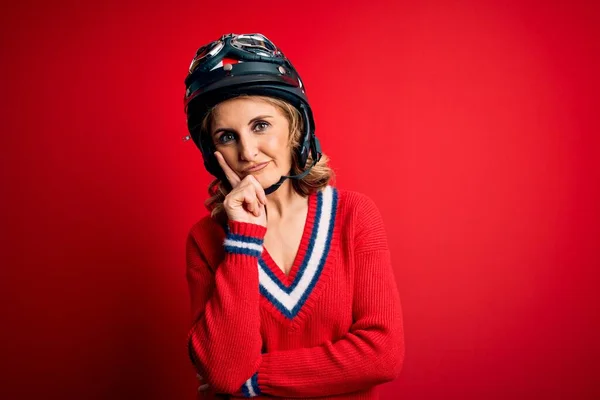 Medioevo Bella Donna Motociclista Bionda Indossa Casco Moto Sfondo Rosso — Foto Stock