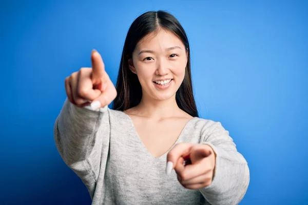 Junge Schöne Asiatische Frau Lässigem Pullover Steht Über Blauem Hintergrund — Stockfoto