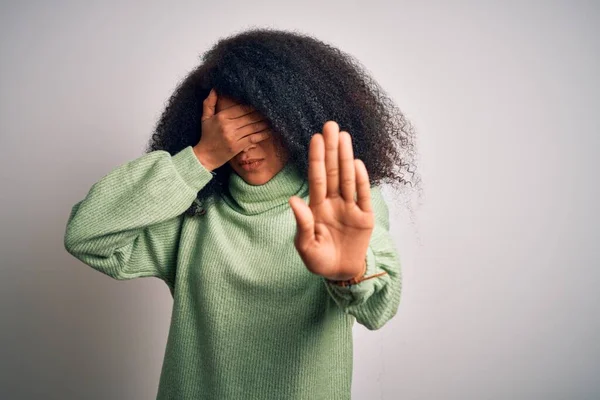 Young Beautiful African American Woman Afro Hair Wearing Green Winter — Stock Photo, Image