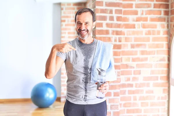 Middle Age Handsome Sportman Sweaty Holding Bottle Water Towel Exercise — Stock Photo, Image