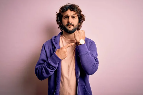 Jovem Bonitão Desportivo Com Barba Vestindo Camisola Casual Sobre Fundo — Fotografia de Stock