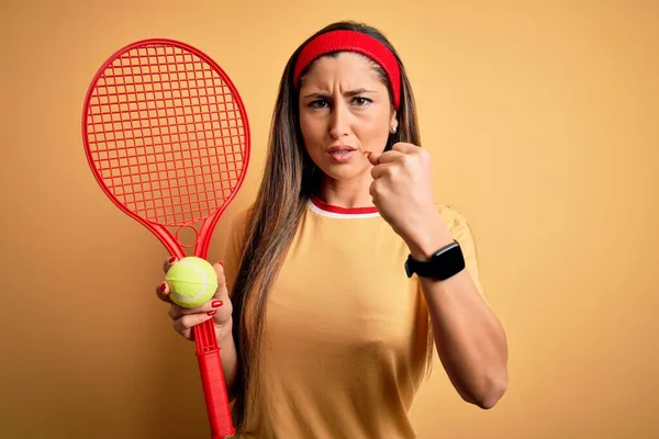 Bella Sportiva Bruna Che Gioca Tennis Usando Racchetta Palla Sfondo — Foto Stock