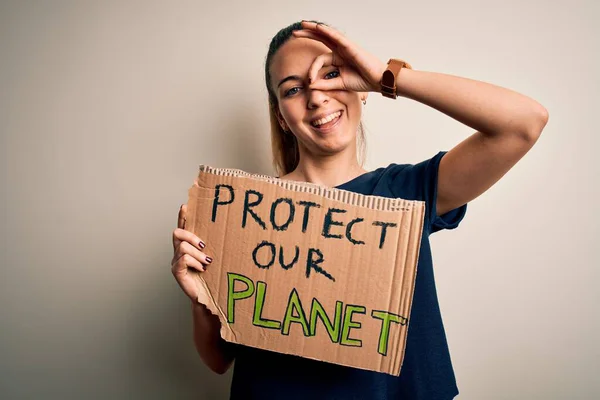 Młoda Piękna Blondynka Niebieskimi Oczami Prosząc Ochronę Planety Trzymając Sztandar — Zdjęcie stockowe