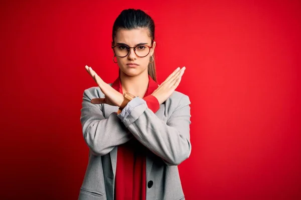 Mladý Krásný Bruneta Businesswoman Nosit Bundu Brýle Přes Červené Pozadí — Stock fotografie