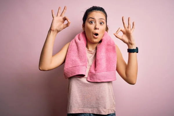Jonge Mooie Brunette Sportvrouw Dragen Sportkleding Handdoek Roze Achtergrond Kijken — Stockfoto
