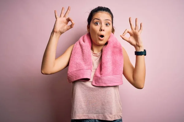 Jovem Bela Morena Esportista Vestindo Sportswear Toalha Sobre Fundo Rosa — Fotografia de Stock