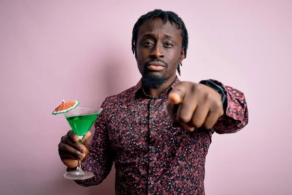 Joven Afroamericano Bebiendo Cóctel Verde Bebida Sobre Fondo Rosa Apuntando —  Fotos de Stock